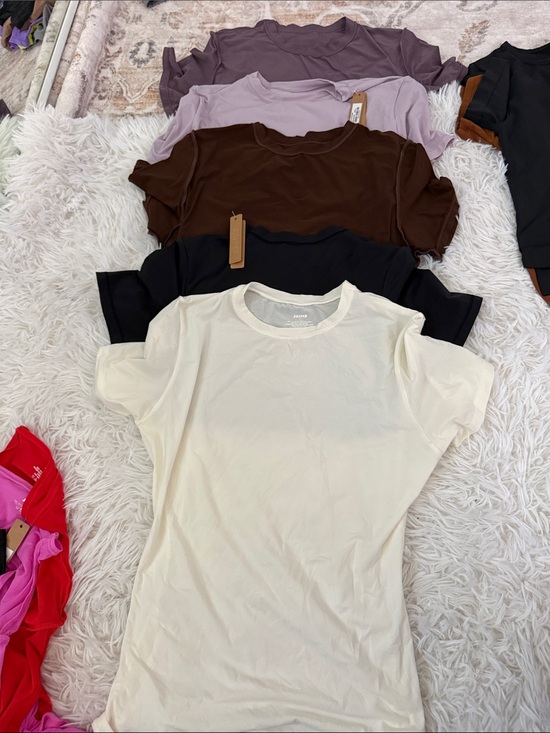 SKIMS Tops - SKIMS Fit Everybody Crew Neck 45$ Each
Small and medium size